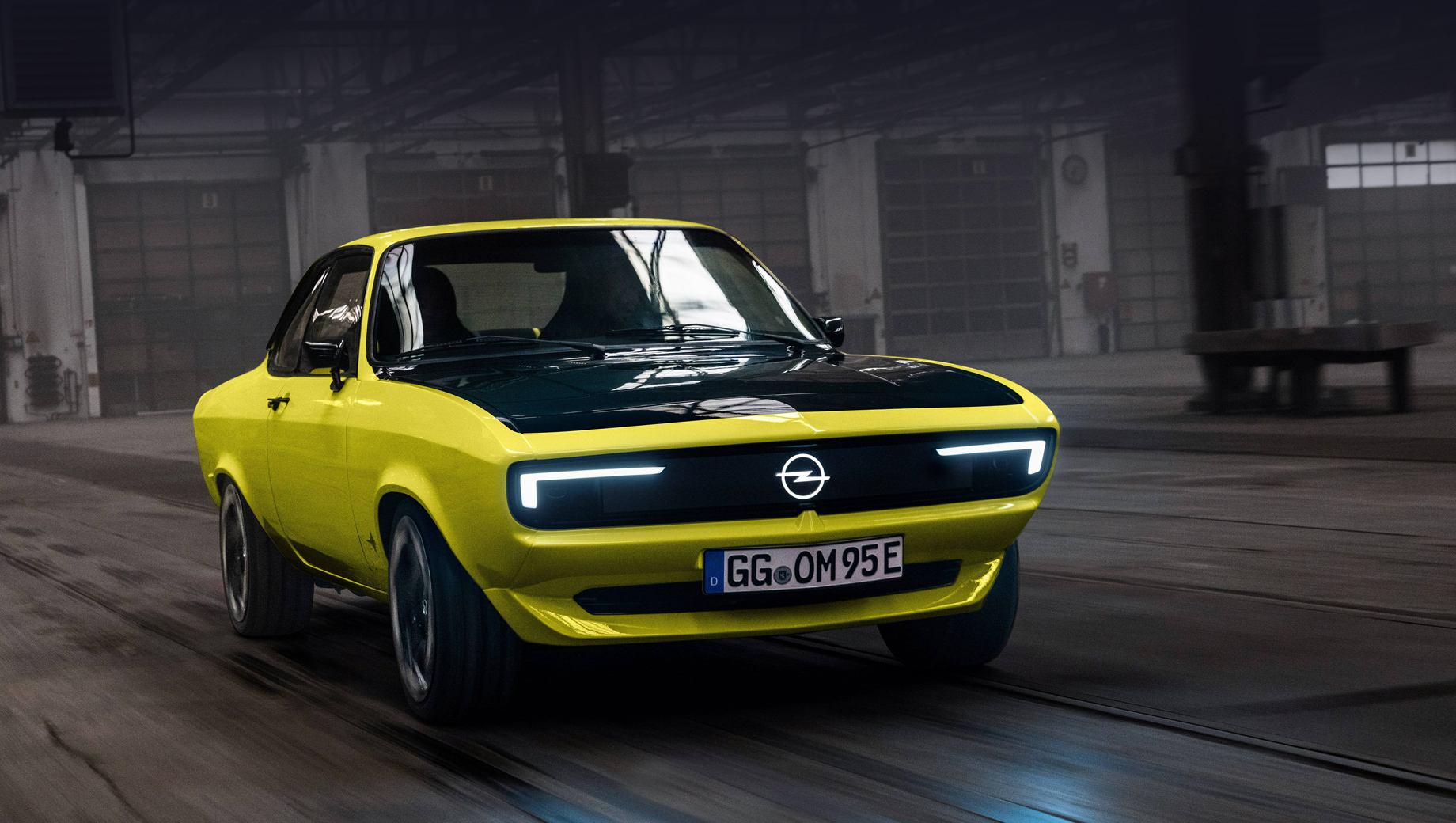 Opel manta,Opel manta gse elektromod. В перекроенной двухдверке не сразу узнаешь основу почти полувековой давности. Нос получил оформление Opel Vizor в стиле современных Опелей (к слову, вдохновлённых как раз Мантой А), а между фарами протянулся дисплей Pixel-Vizor.