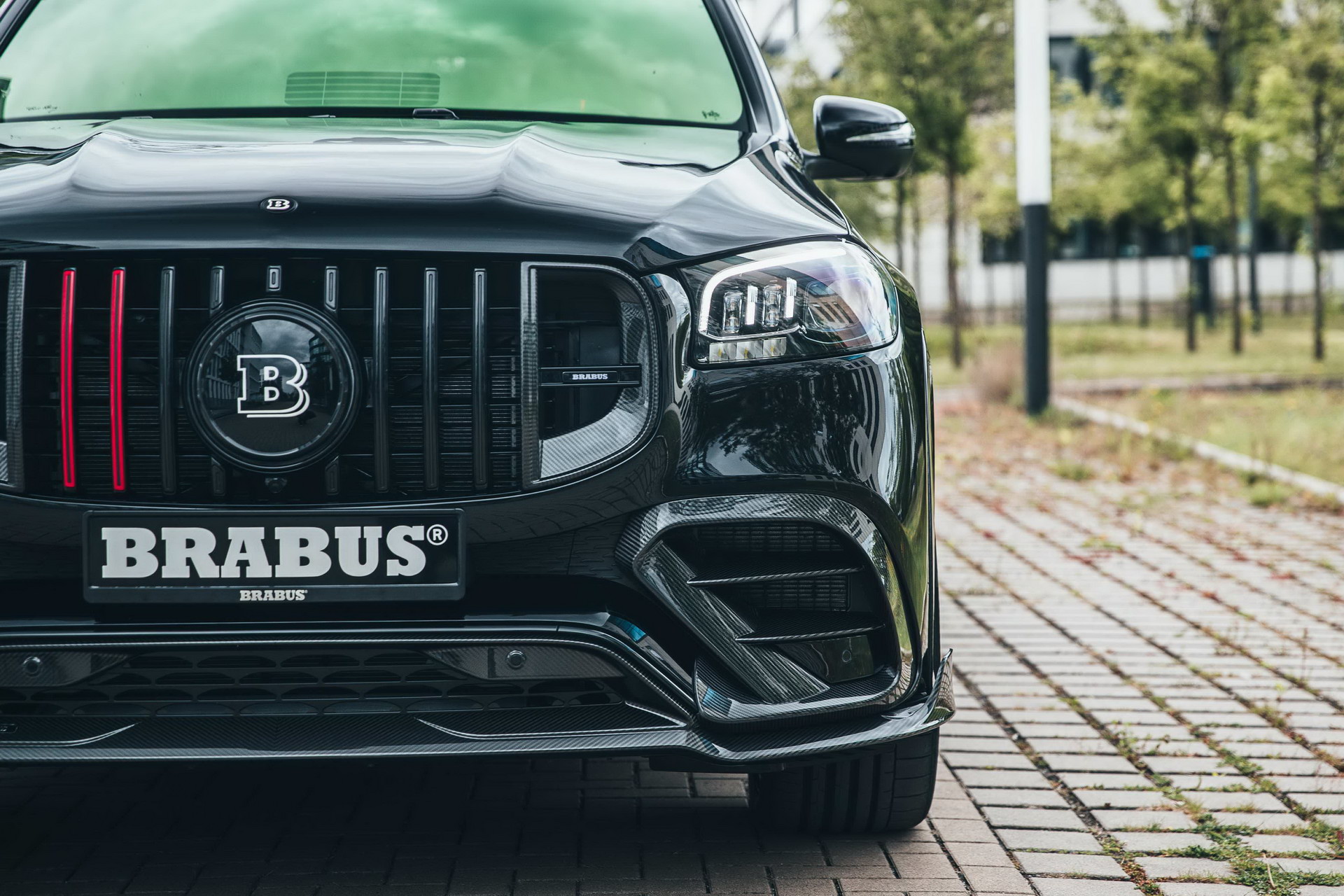 Трёхрядный кроссовер Brabus 800 предложил погонять с семьёй — ДРАЙВ