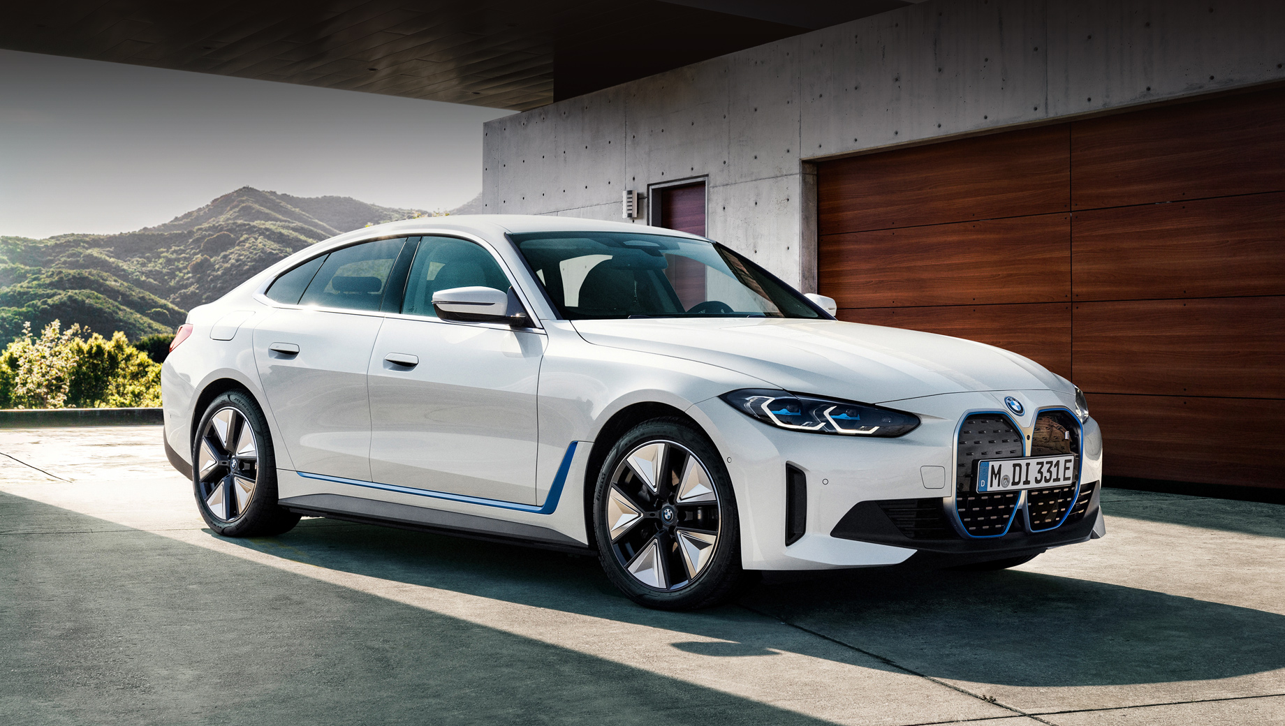 Электрокар BMW i4 предъявил характеристики и салон