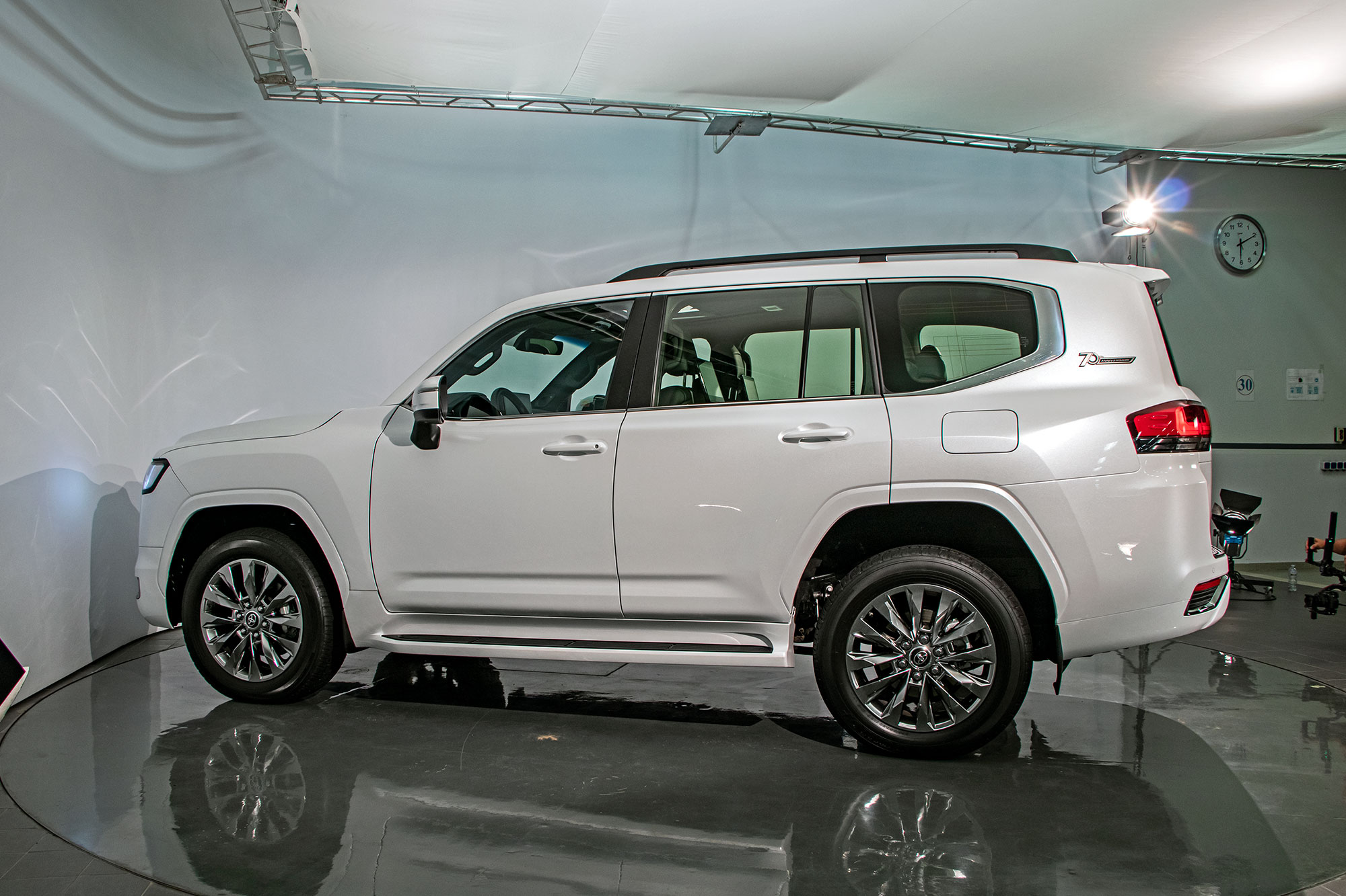 Радуемся консерватизму внедорожника Toyota Land Cruiser 300 — ДРАЙВ