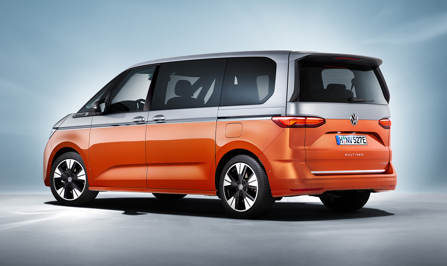 Вэн Volkswagen T7 дебютировал в гибридной модификации — ДРАЙВ