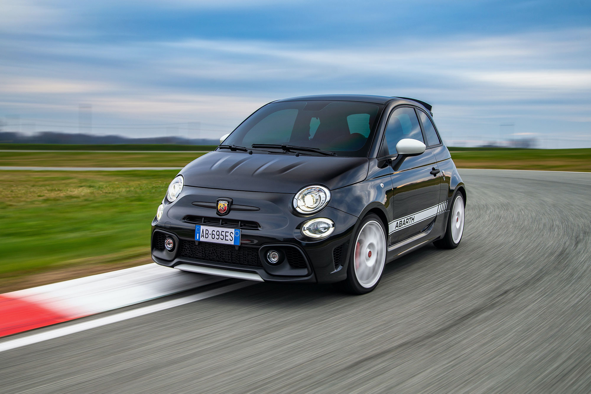 Abarth 695 Esseesse попытается соблазнить коллекционеров — ДРАЙВ