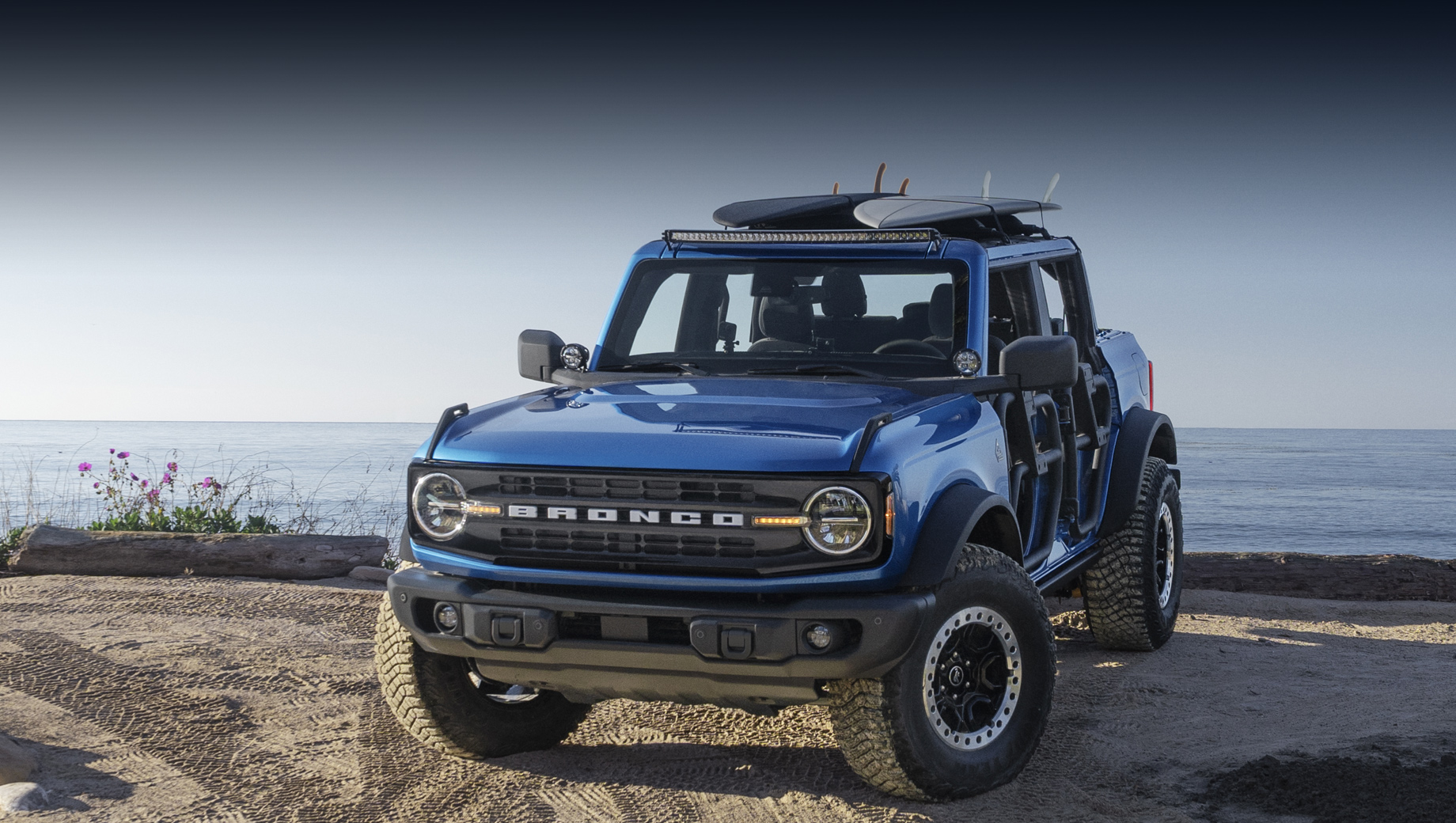 Ford bronco,Ford bronco riptide,Ford concept. По замыслу разработчиков, цвет кузова Velocity Blue напоминает об океане. Отдых на природе также должен стать насыщеннее благодаря трубчатым дверцам и убранной крыше.