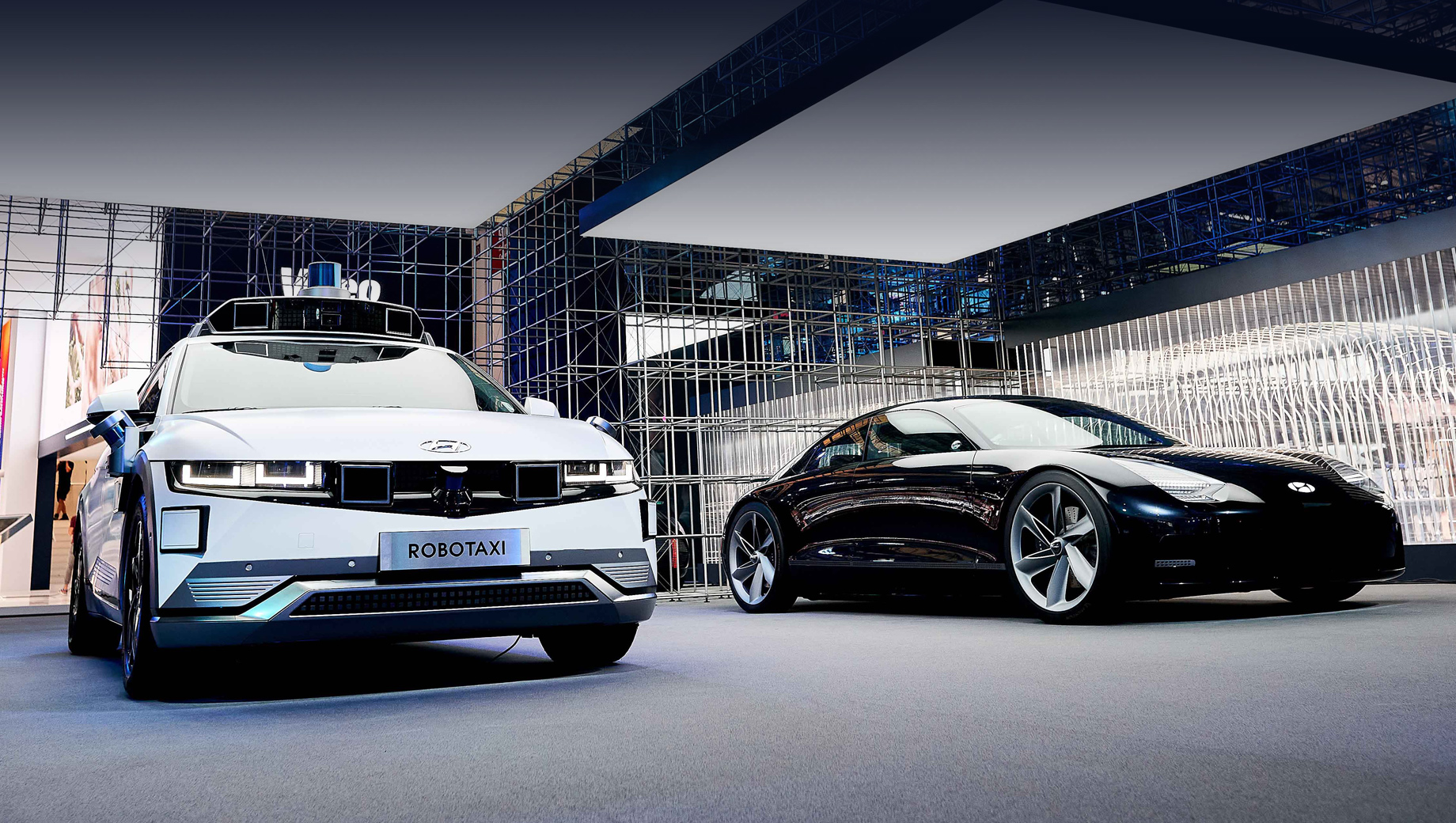 Hyundai ioniq 5,Hyundai ioniq 6,Hyundai vision fk. Стенд в Мюнхене был украшен концептом Prophecy 2020 года, предвещающим серийный электрокар Ioniq 6, и автономным хэтчбеком Ioniq 5 Robotaxi.