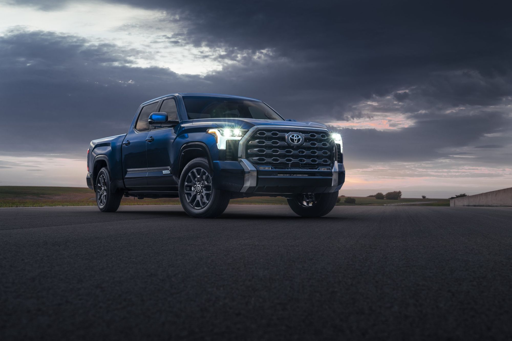 Пикап Toyota Tundra накопил технологии для премьеры — ДРАЙВ