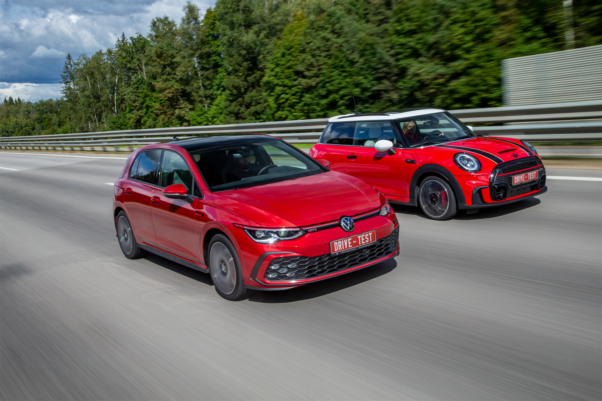 Оставляем добрый Volkswagen Golf GTI ради злого Mini JCW — ДРАЙВ