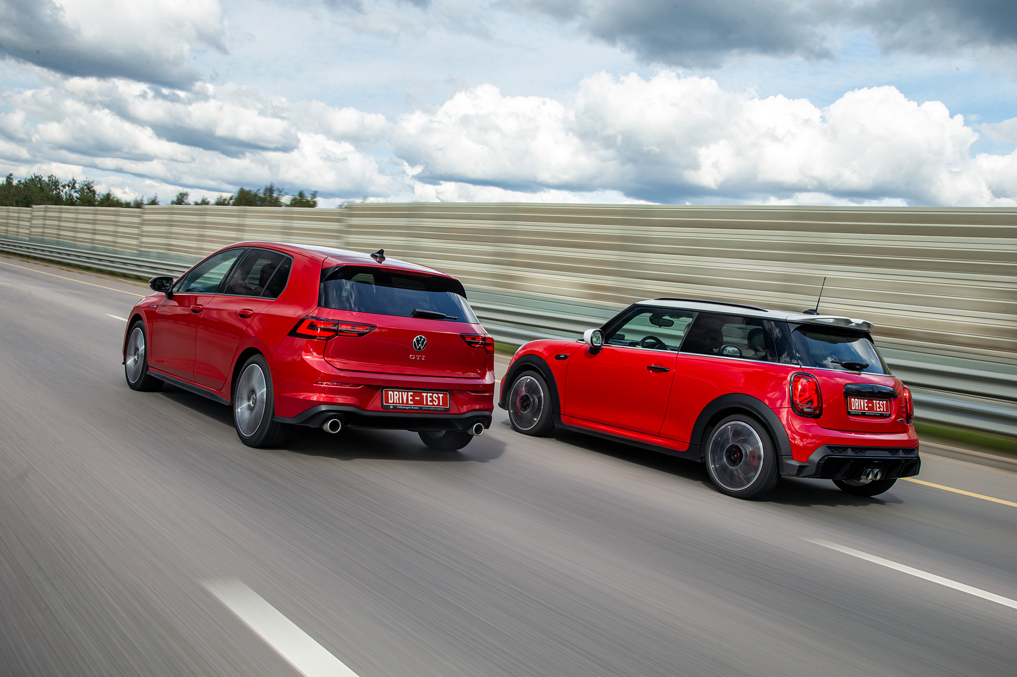 Оставляем добрый Volkswagen Golf GTI ради злого Mini JCW — ДРАЙВ