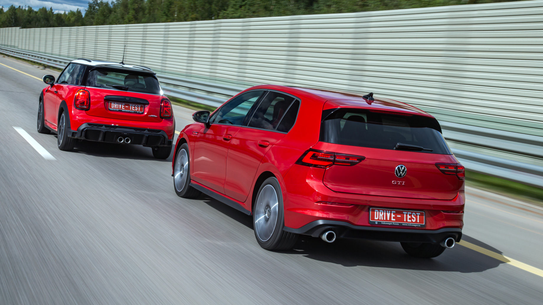 Оставляем добрый Volkswagen Golf GTI ради злого Mini JCW — ДРАЙВ