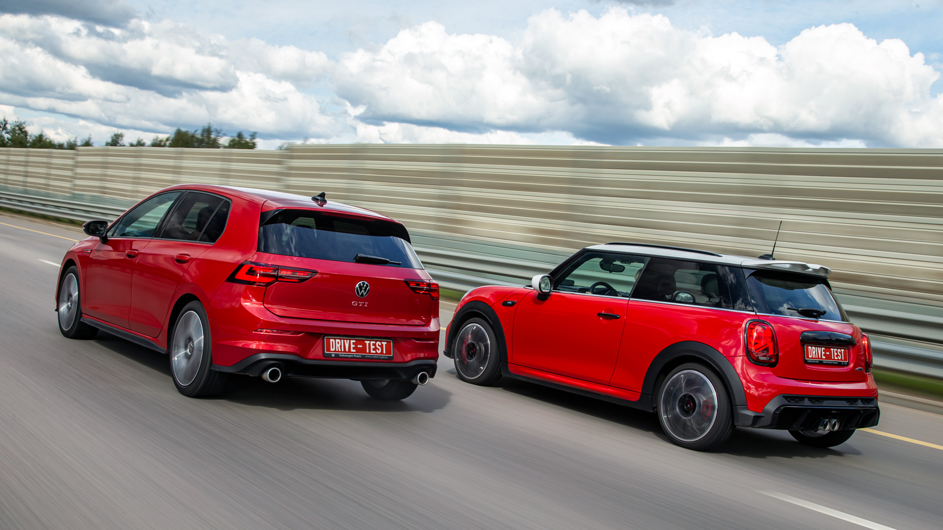 Оставляем добрый Volkswagen Golf GTI ради злого Mini JCW — ДРАЙВ