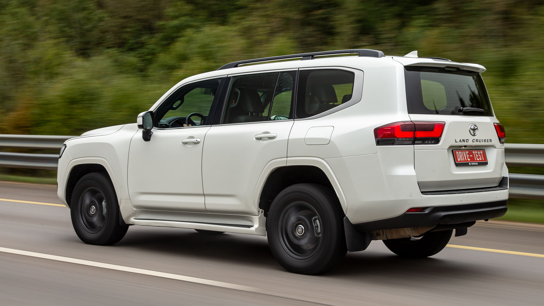 Знакомимся с рамниками Chevrolet Tahoe и Toyota Land Cruiser 300 — ДРАЙВ