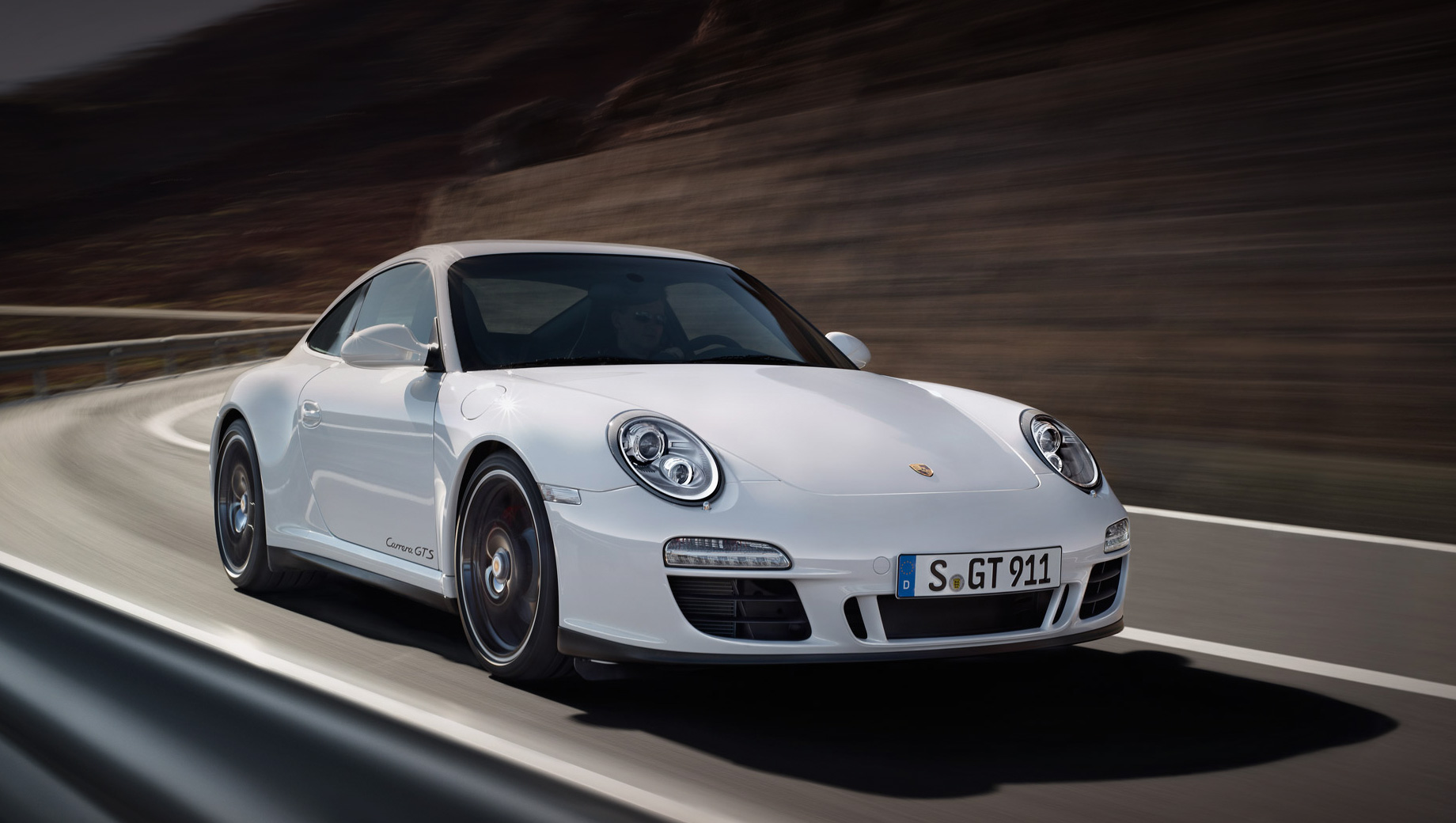 Porsche 911. По&nbsp;периметру кузова Porsche 911&nbsp;GTS идёт небольшой пластиковый обвес, окрашенный в&nbsp;чёрный цвет. Это отличительная особенность версии. Как и&nbsp;19-дюймовые диски RS&nbsp;Spyder с&nbsp;центральным крепежом.