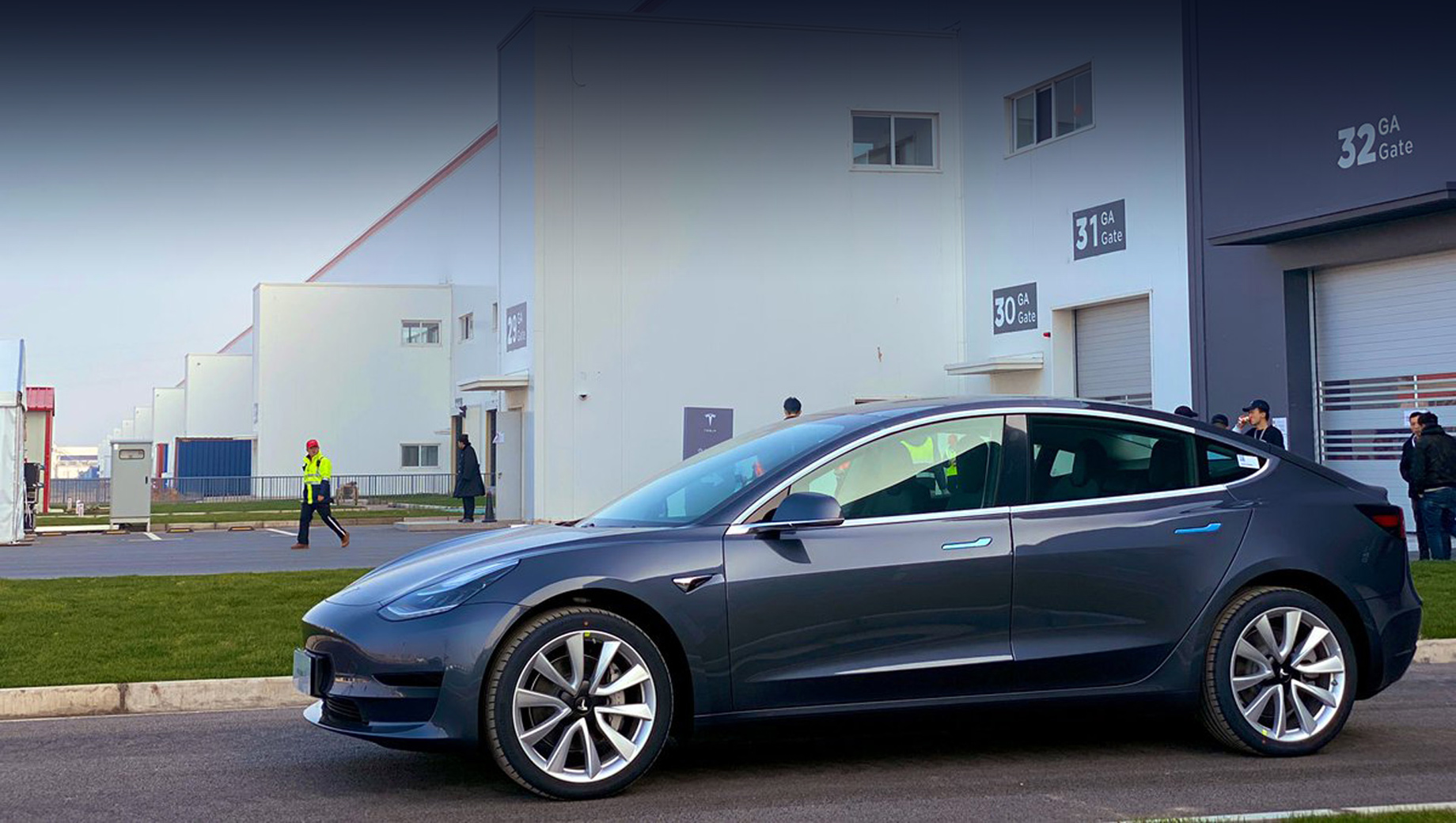 Tesla modello 3, Tesla modello y.  Le consegne della Model 3 di fabbricazione cinese sono iniziate alla fine del 2019 e un altro crossover Model Y si è unito alla 