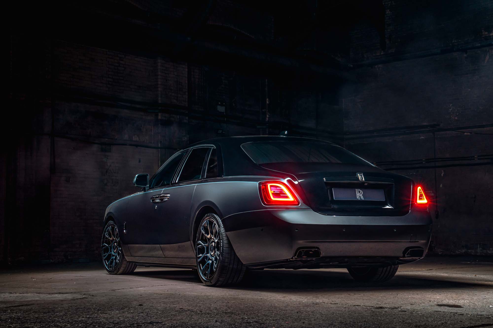 Rolls-Royce Black Badge Ghost отличился мотором и подвеской — ДРАЙВ