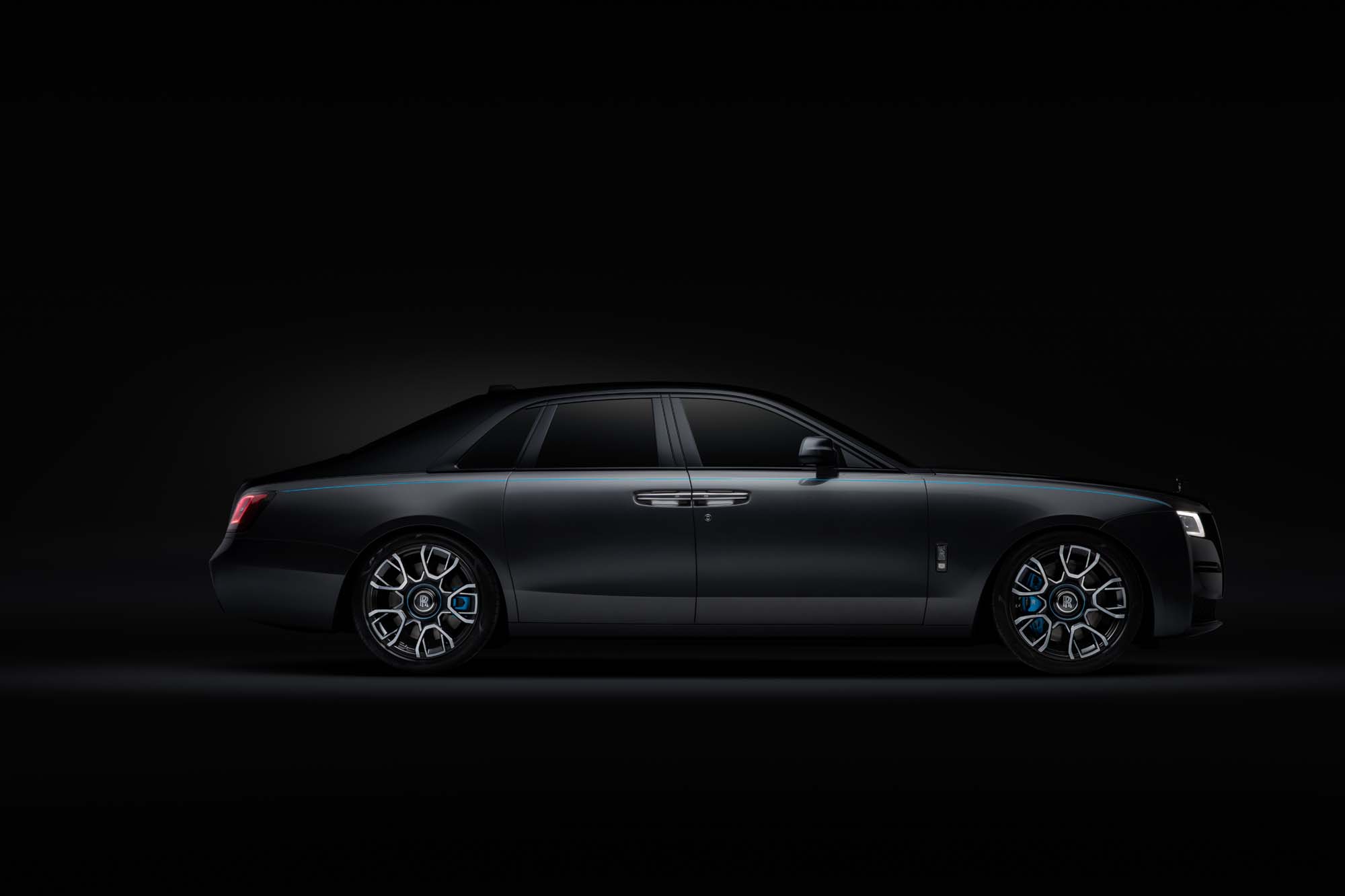 Rolls-Royce Black Badge Ghost отличился мотором и подвеской — ДРАЙВ