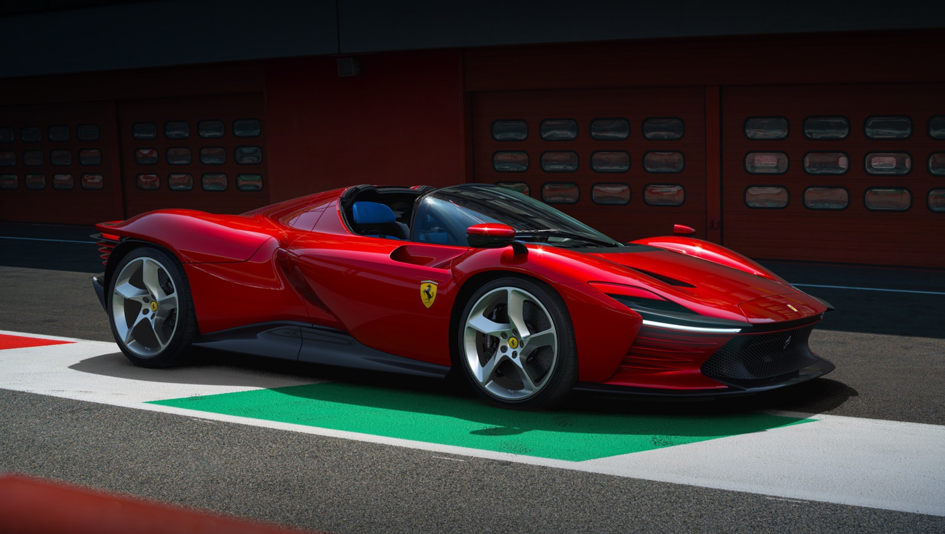 Ferrari daytona sp3. Высота автомобиля — 1142 мм. Особое внимание уделено пассивной аэродинамике. Нужно было повысить не только стабильность машины на высоких скоростях, но и эффективность охлаждения доработанной трансмиссии. Шины Pirelli P Zero Corsa разработаны специально под новинку.