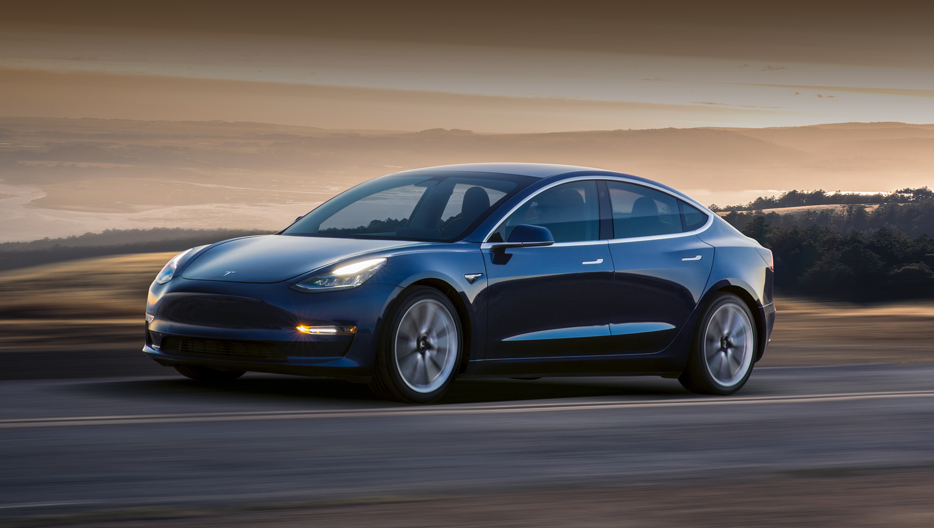 Tesla modello 3. Le auto in vendita hanno un'autonomia fino a 1000 miglia e, molto probabilmente, sono state utilizzate per test drive o qualche tipo di controllo, ma in precedenza non erano nelle mani dei proprietari di auto.