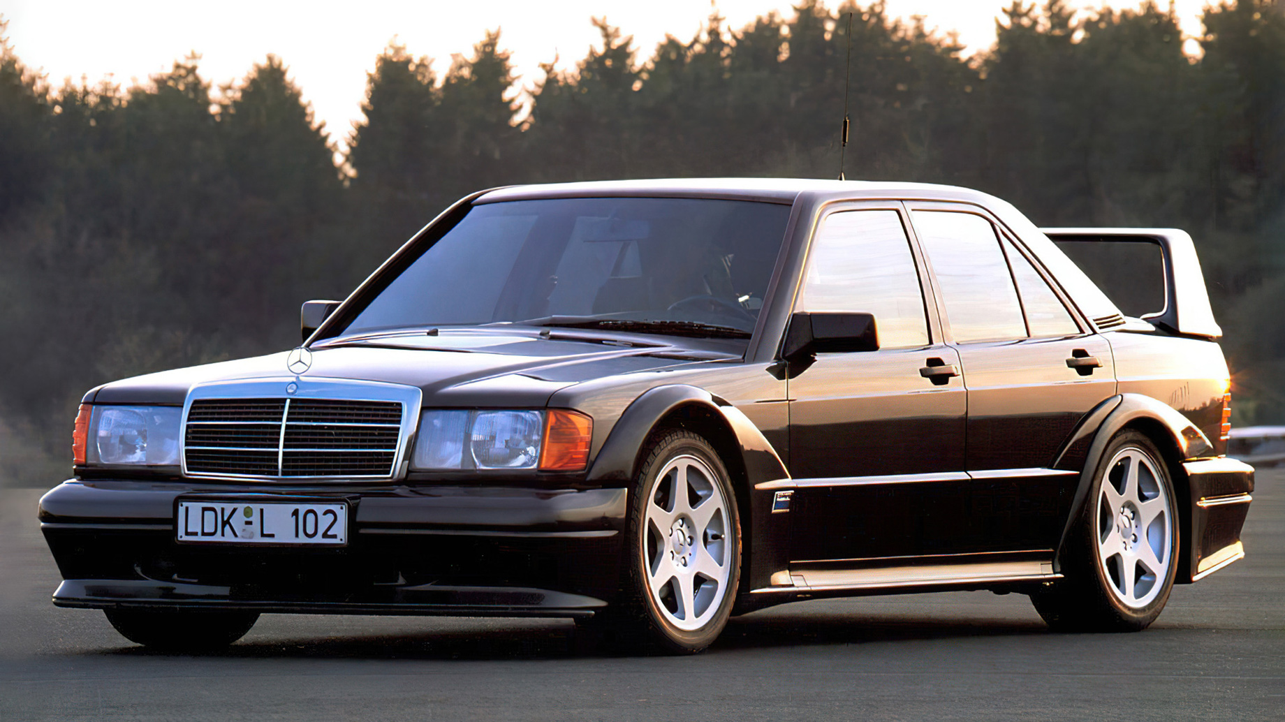 KUNST! Как скромный Mercedes 190E стал легендарным спорткаром — ДРАЙВ