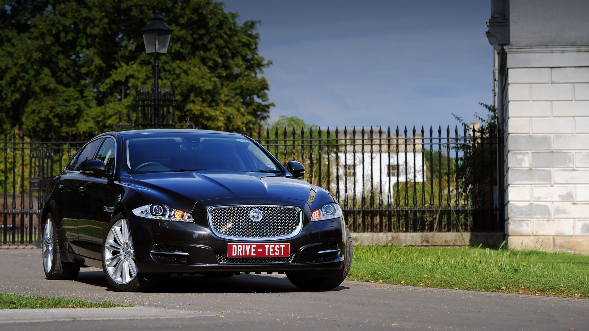 Jaguar xj. Цены на дизельный XJ начинаются от 3 820 000 рублей. Удлинённая версия на 180 тысяч дороже. 