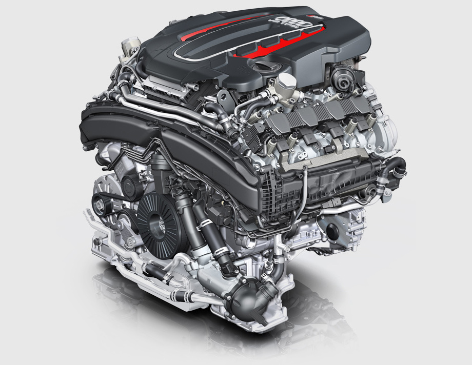             Четырёхлитровый битурбомотор V8 TFSI слабее прежнего двигателя V10 5.0 TFSI с двумя турбокомпрессорами (560 против 580 сил), но тяговитее его (700 Н•м против 650). Новый агрегат в длину насчитывает всего 497 мм, «улитки» (рабочее давление — 1,2 бара), так же как интеркулер, спрятаны в развале блока цилиндров. Для снижения сопротивления и более короткого пути газов выпуск располагается на внутренней стороне цилиндров, а впуск (в RS6 он бездроссельный) — на внешней. Блок цилиндров отлит из алюминиево-кремниевого сплава, диаметр цилиндра и ход поршня составляют 84,5 и 89 мм. Масса мотора — 224 кг (у V10 5.0 — 278 кг). Также стоит отметить, что «восьмёрка» оснащена непосредственным впрыском топлива, системой регулировки хода клапанов Audi valve lift и механизмом отключения половины цилиндров. При частичных нагрузках, когда стрелка тахометра не превышает 3500 об/мин, а для поддержания скорости нужно не больше 250 Н•м тяги, блокируются соответствующие клапаны и прекращается подача топлива во второй, третий, пятый и восьмой цилиндры. Сокращение расхода топлива в зависимости от условий движения — от 5 до 12%.
